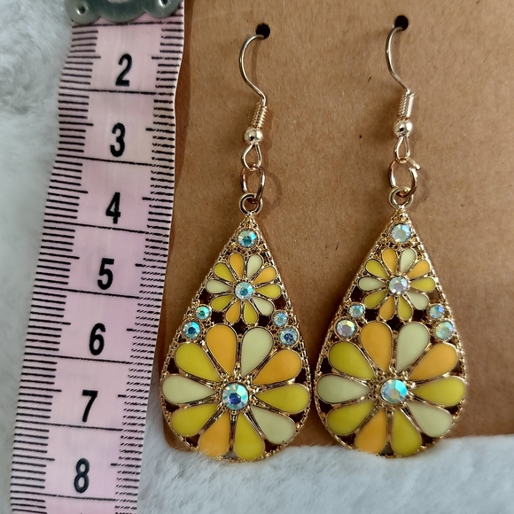 Elegant Gold Pearl Earrings - Picture 7 of 8